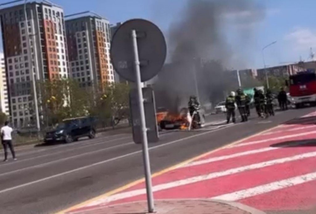 Легковой автомобиль горел на одной из улиц Караганды