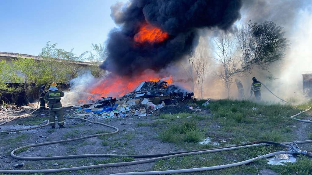 Мусор горел на территории частного предприятия в Караганде