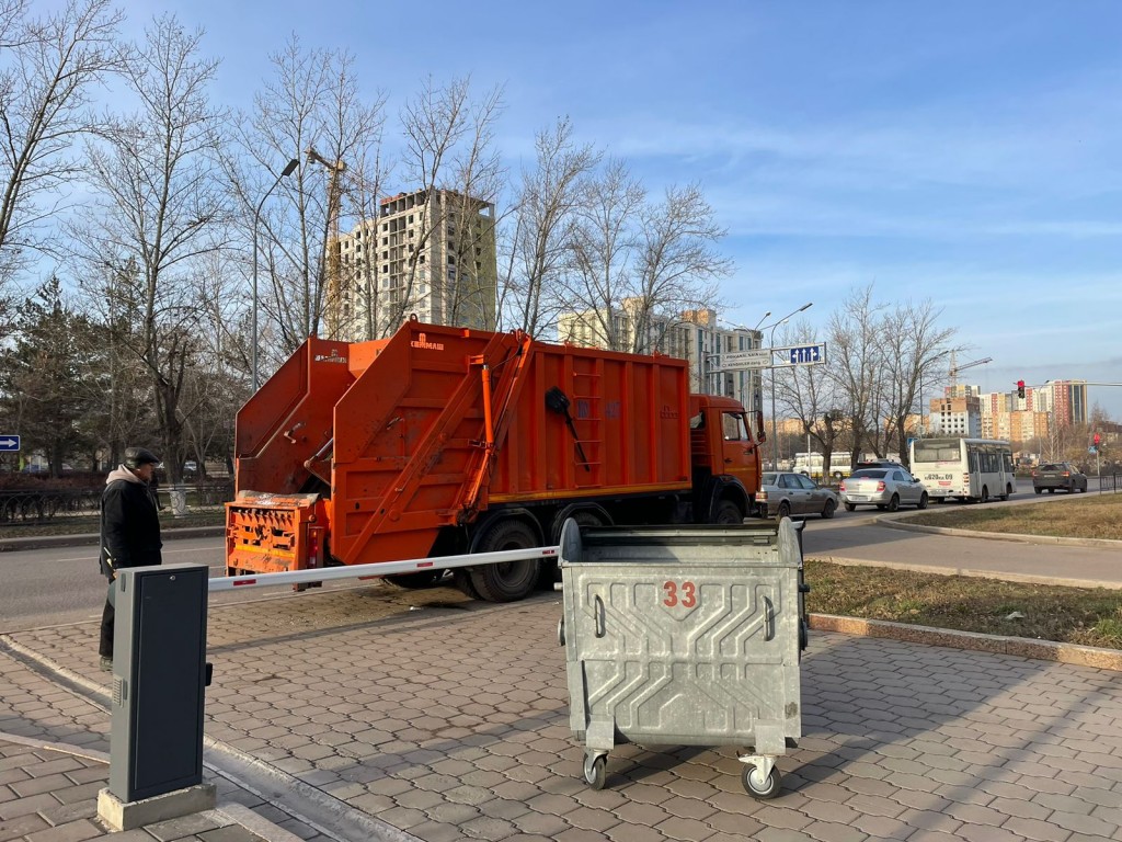 В Караганде закупят новые мусоровозы и заменят мусорные баки