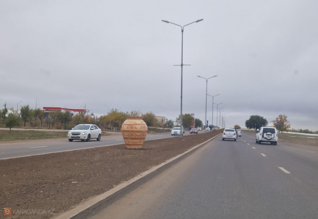 В Караганде декоративные кувшины на К. Маркса не простояли и недели