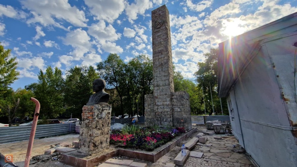 В Караганде обновляют памятник герою-шахтёру Тусупу Кузембаеву