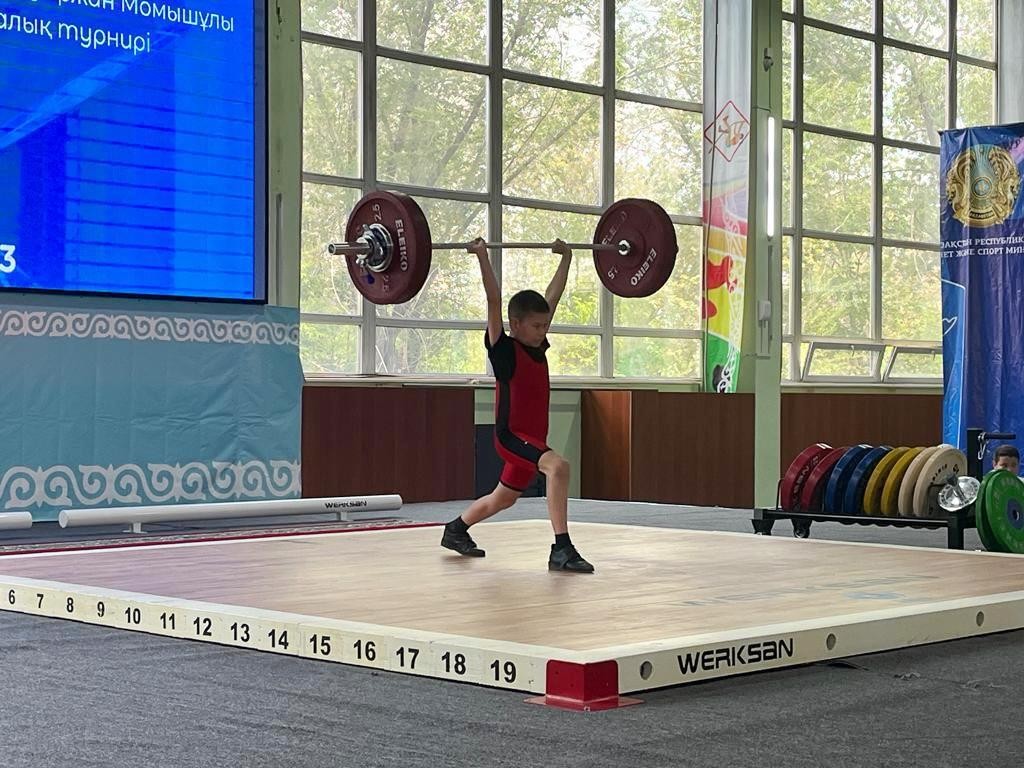 В Караганде проходит чемпионат Казахстана по тяжелой атлетике среди мальчиков и девочек