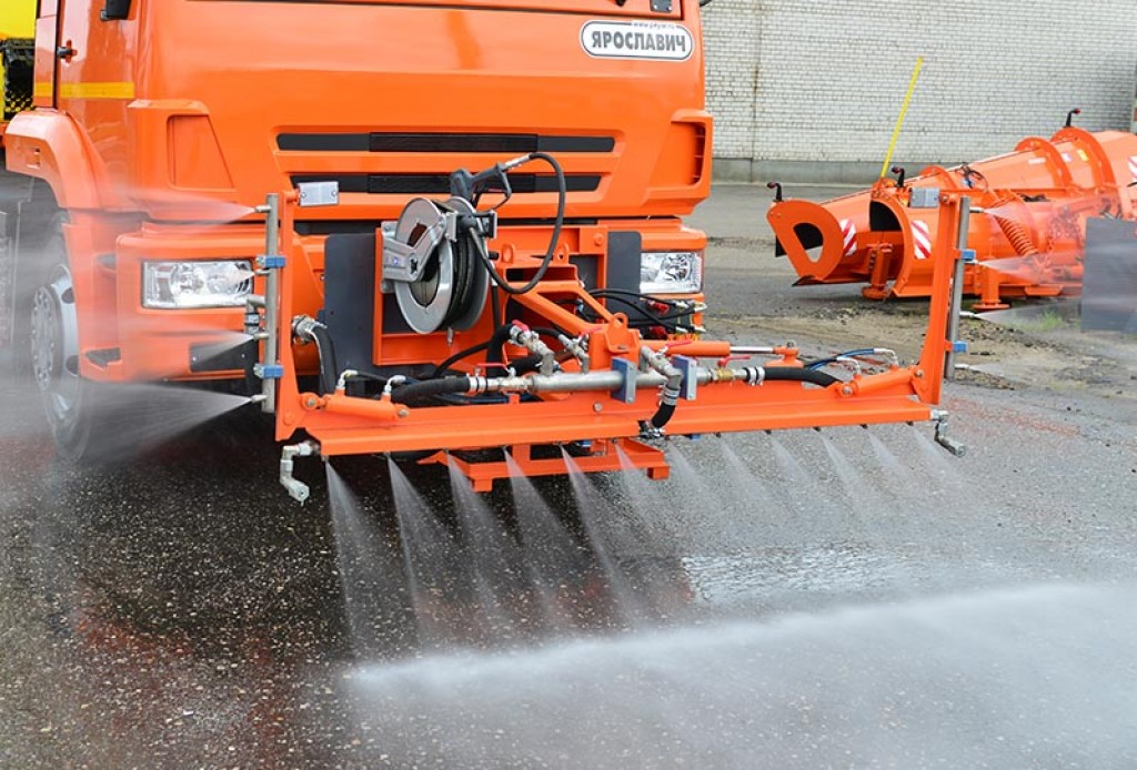 В Караганде раньше обычного начали мыть дорожное полотно