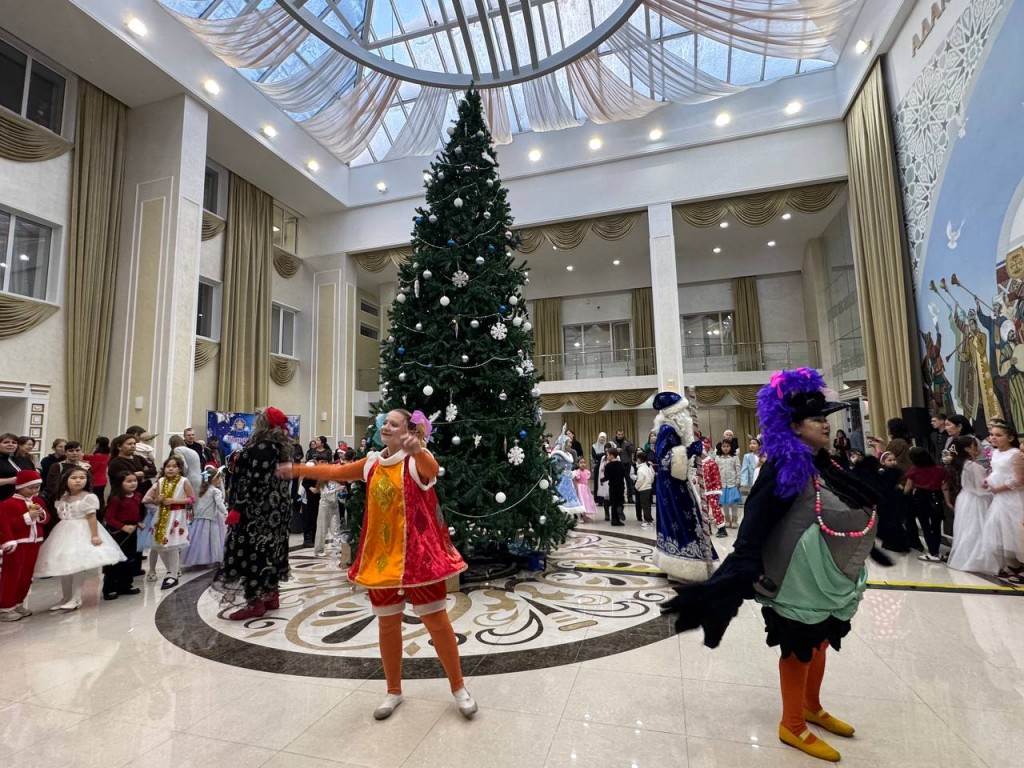 Новый год под общим шаныраком: в Доме дружбы поздравили детей Карагандинской области