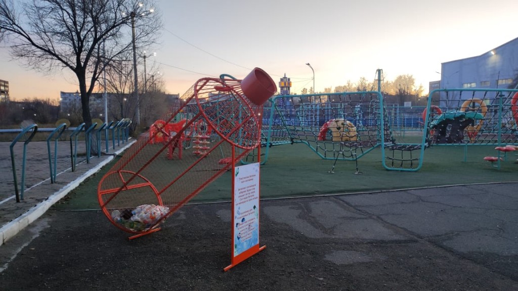 В Темиртау появились контейнеры для сбора пластиковых отходов в форме бутылок