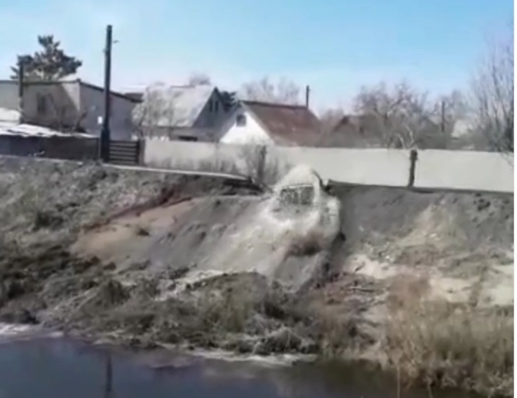 В Караганде в районе Фёдоровских дач вновь зафиксирован сброс канализационных нечистот