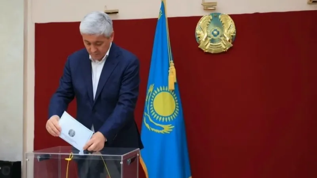 Аким Карагандинской области Ермаганбет Булекпаев принял участие в голосовании