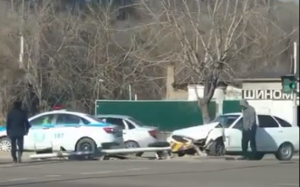 В Караганде светофоры на перекрестке между 12-ым и 15-ым микрорайонами подключат сегодня