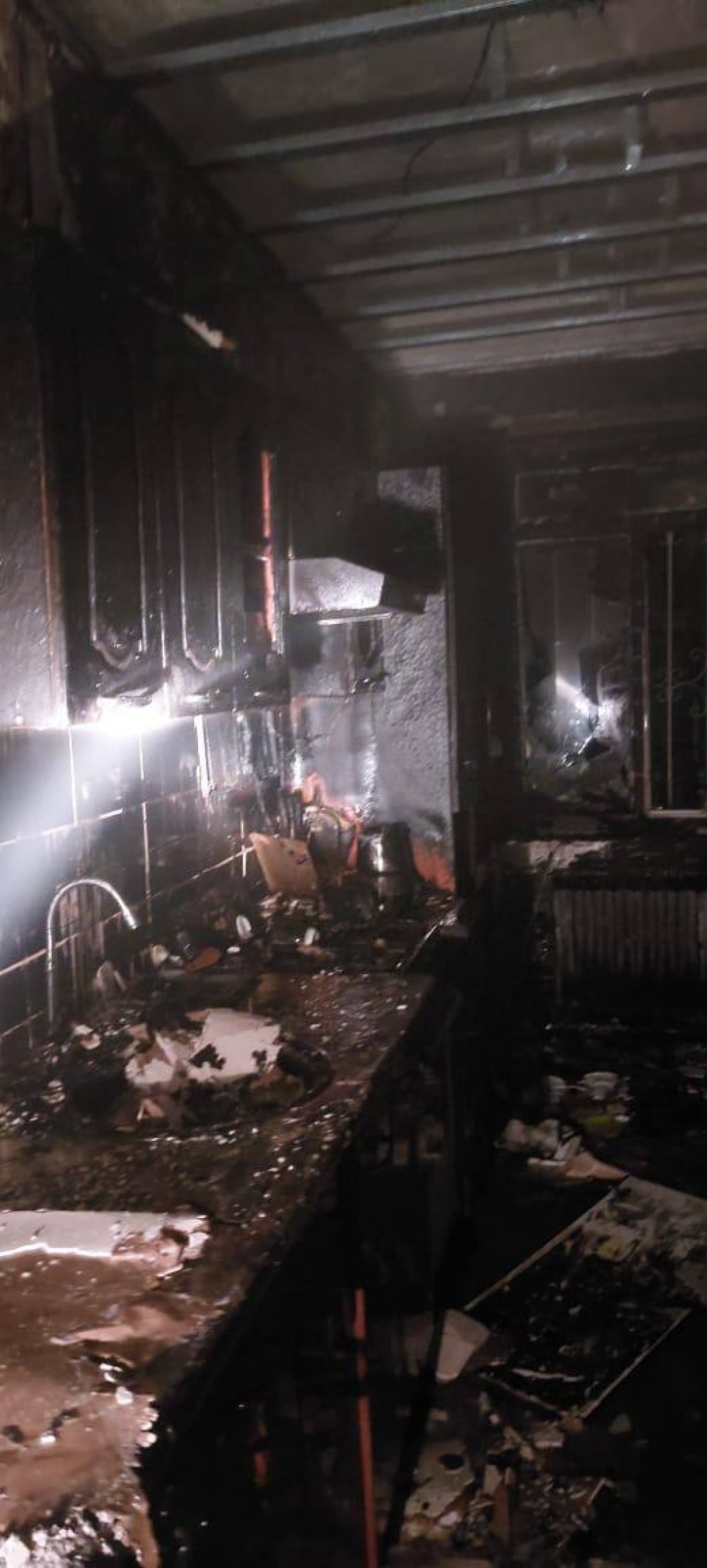 Девять человек спасли огнеборцы во время ночного пожара в Караганде