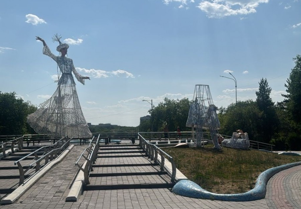 Қарағандының орталық саябағында ғашықтардың мүсіні бөлшектелуде
