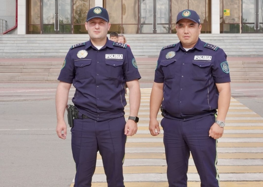 В Караганде полицейские доставили в больницу ребенка, выпавшего из окна шестого этажа