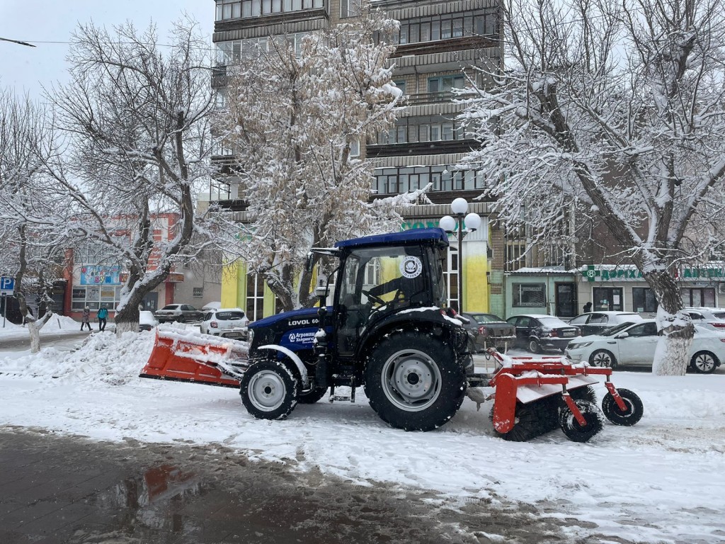 В Караганде после обильного снегопада чистят и посыпают песком тротуары