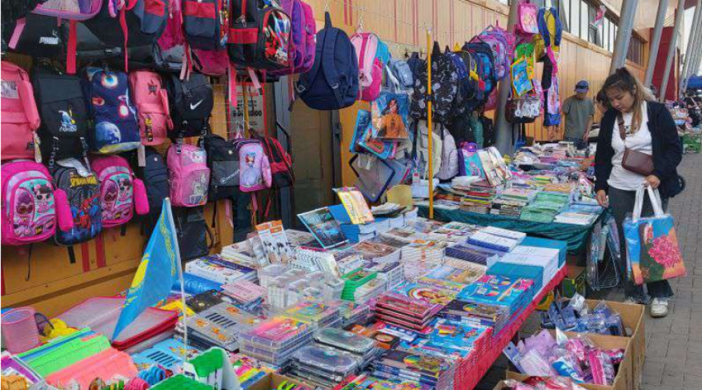 В Караганде рыночные торговцы школьными канцтоварами заманивают покупателей, демпингуя на тетрадях