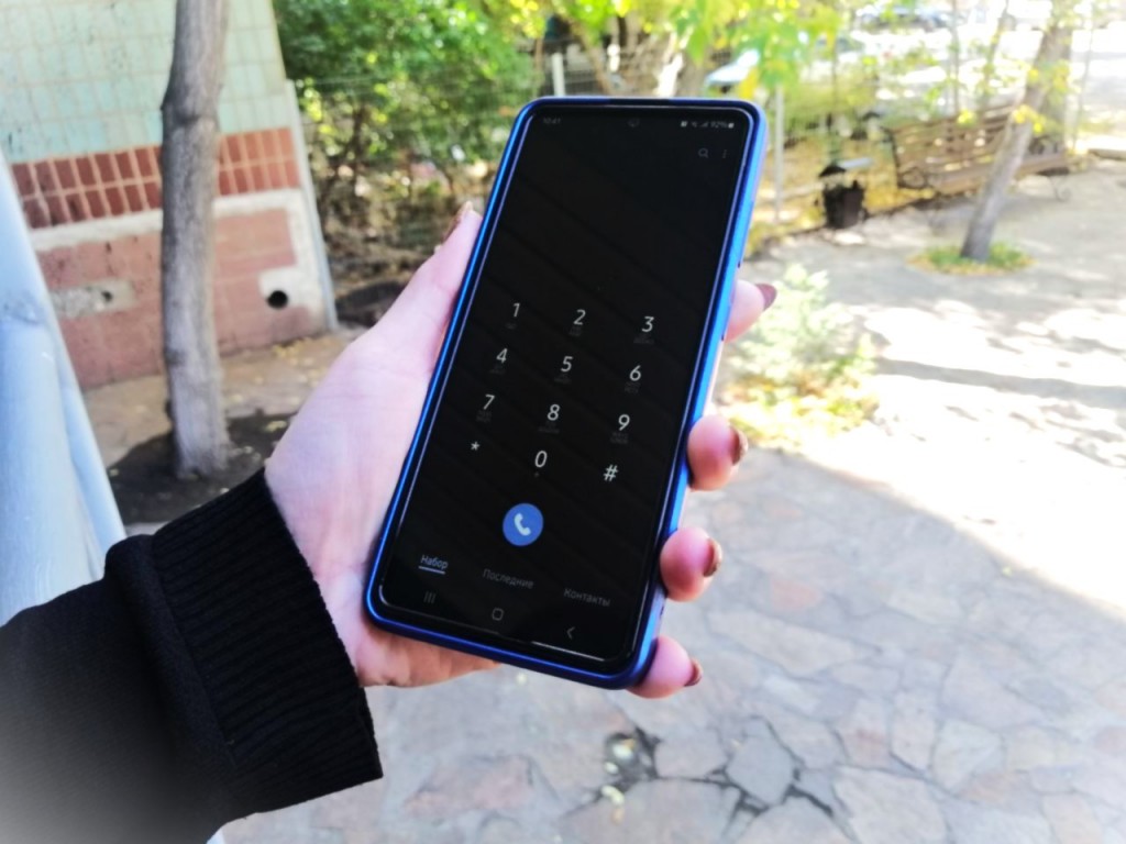 Смартфоны казахстанцев начали блокировать: что нужно знать