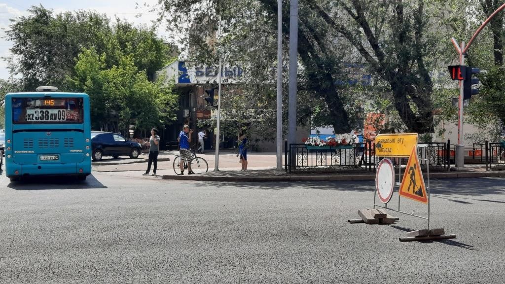 Как ремонтировали дорогу по проспекту Бухар жырау. Фоторепортаж