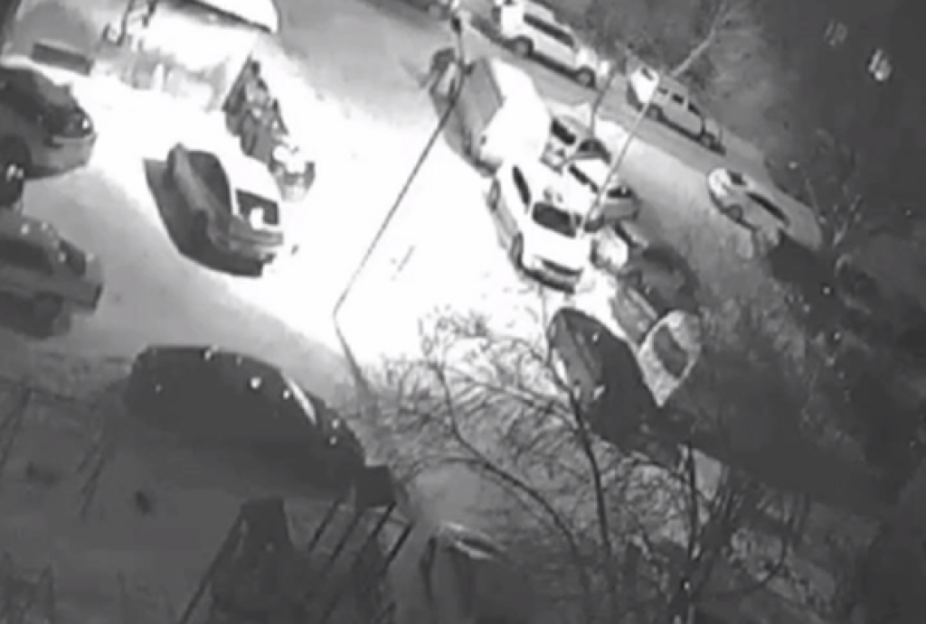 В Караганде неизвестный мужчина повредил пять автомобилей: владельцы ищут очевидцев