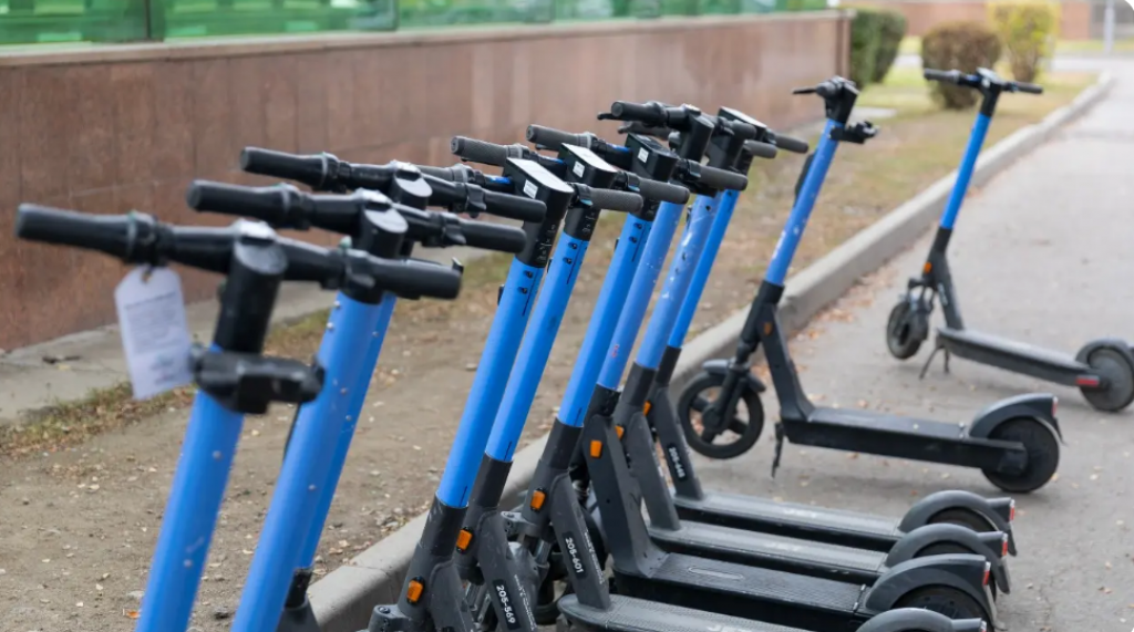 Устанавливать госномера на самокаты и велосипеды в Казахстане не будут – замглавы МВД