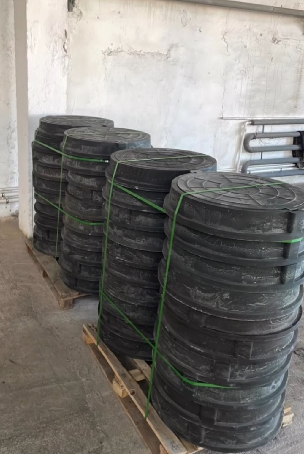 В Караганде из старого пластика производят люки