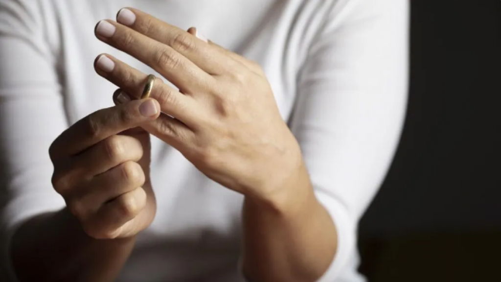 В Казахстане хотят усложнить процедуру развода и поддержать молодые семьи