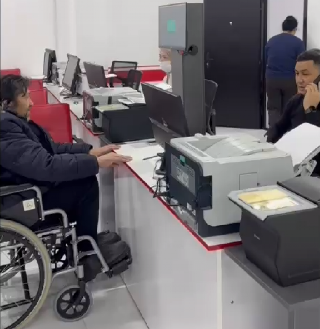 В Караганде полицейские помогли оформить документы неходячему россиянину-инвалиду