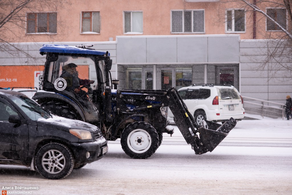 190 единиц спецтехники чистят сегодня улицы Караганды от снега