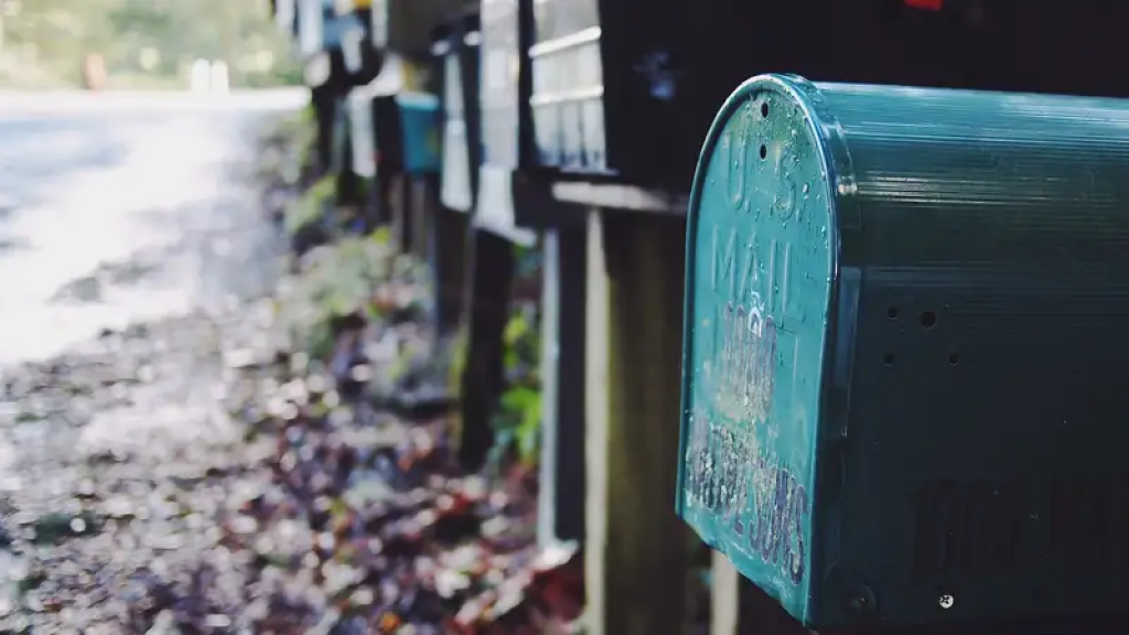 В Казахстане мошенники придумали схему с посылками по неправильным адресам