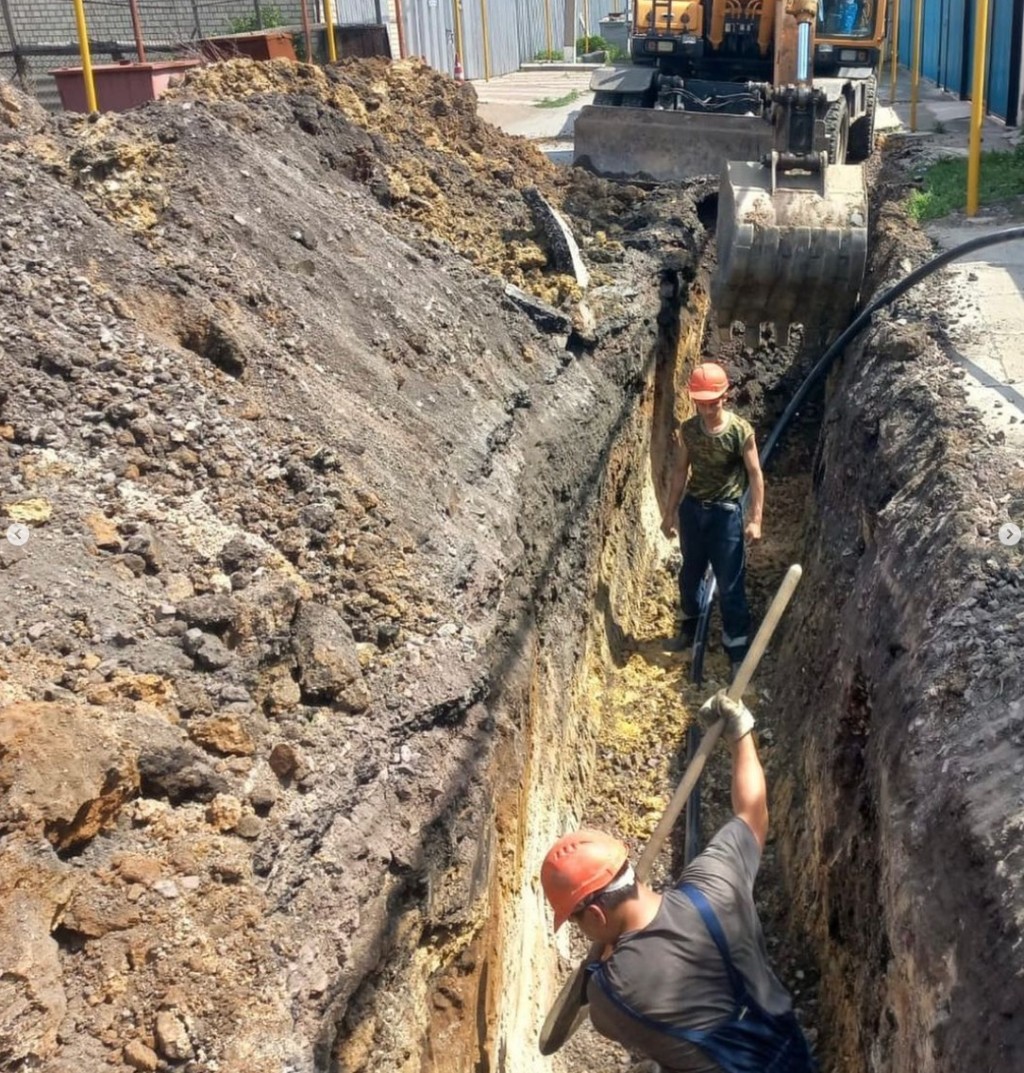 Работы по замене водопровода проводятся еще на одной улице Караганды