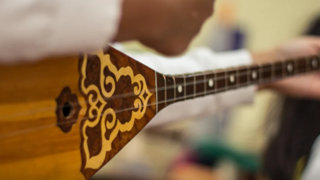 Уникальный домбра-челлендж: казахские кюи одновременно сыграют во всех школах и колледжах страны