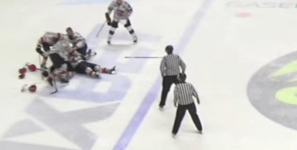 В Караганде во время матча скончался хоккеист любительского клуба