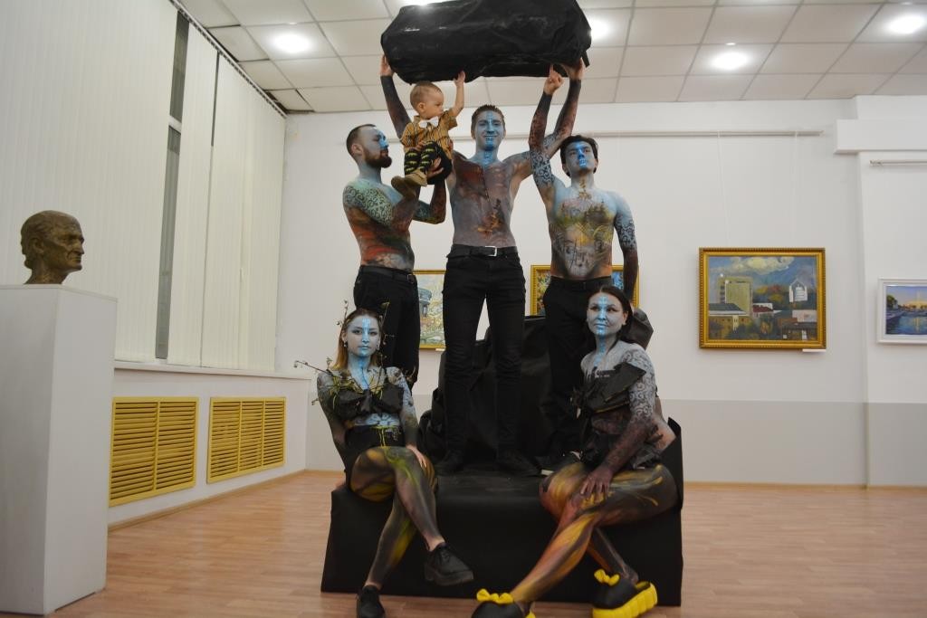 В карагандинском музее ИЗО показали боди-арт и коллекцию бренда Nuramy