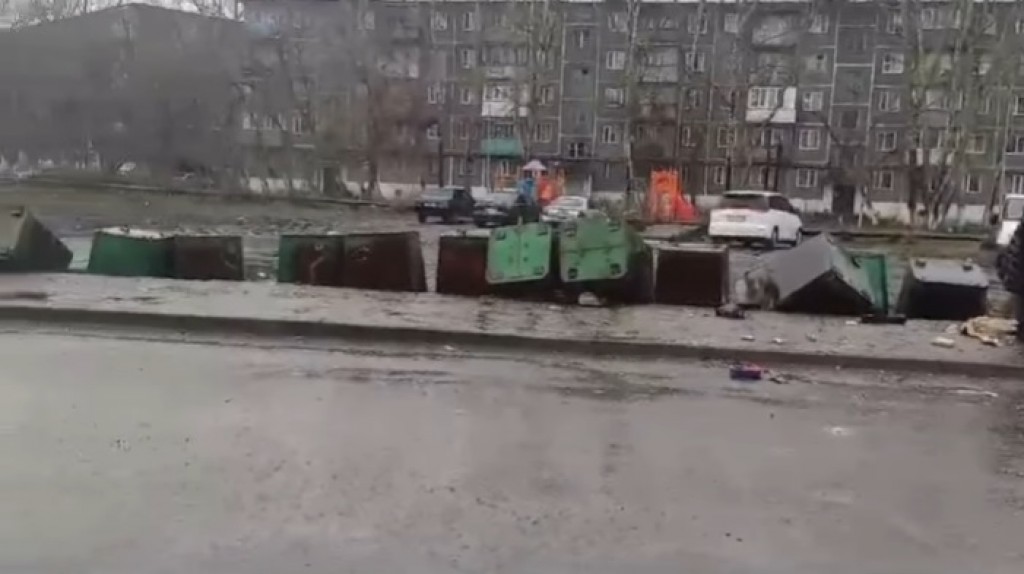 В Караганде неизвестные опрокинули мусорные баки в одном из дворов