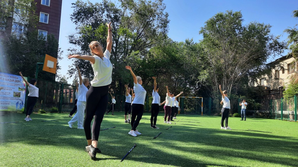 Карагандинцы бесплатно занимаются спортом вместе с тренерами у себя во дворах