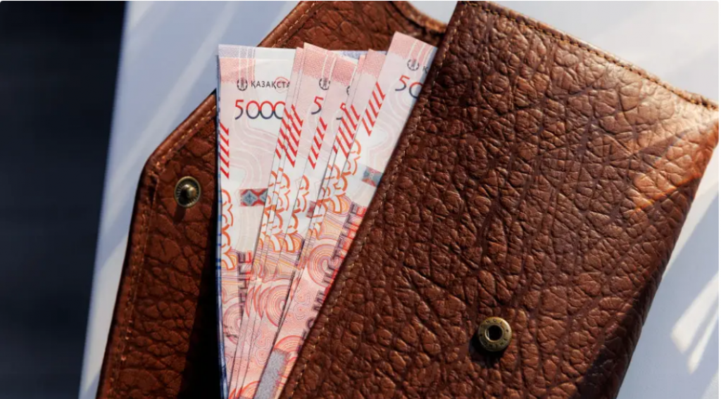Стало известно, сколько в среднем зарабатывают казахстанцы
