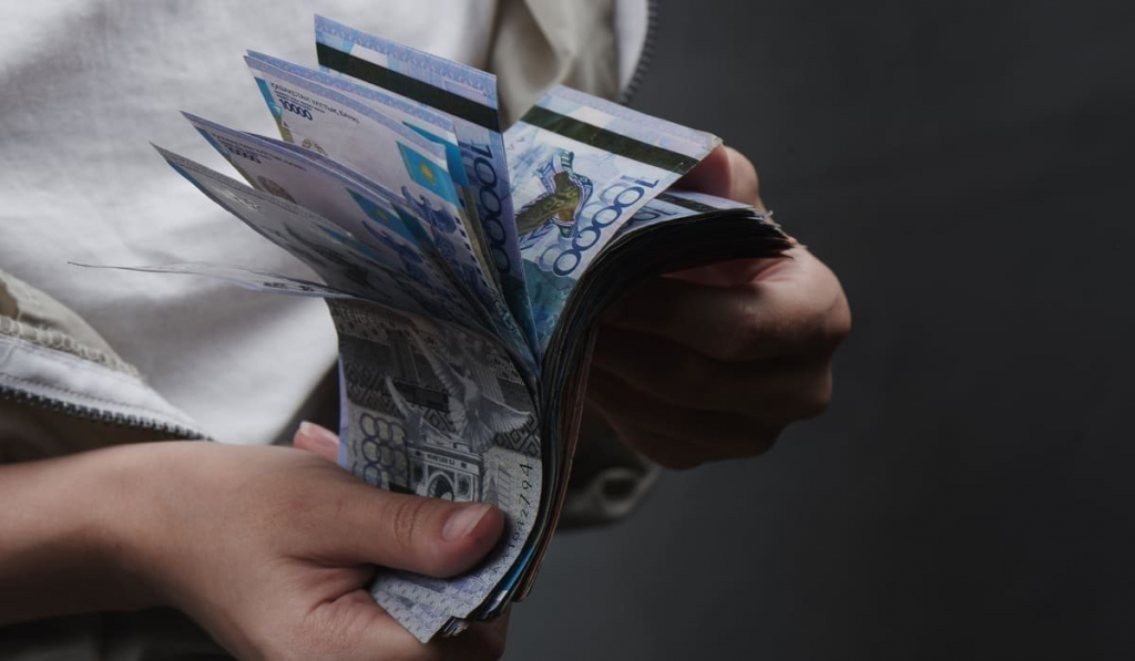 В каких регионах Казахстана получают самые большие зарплаты