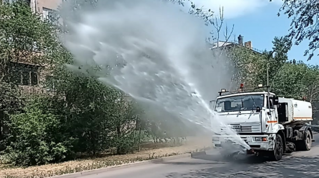 В жару в Караганде поливомоечные машины освежают улицы и деревья