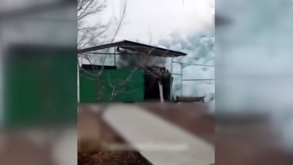 Огромные глыбы льда едва не разрушили набережную Балхаша
