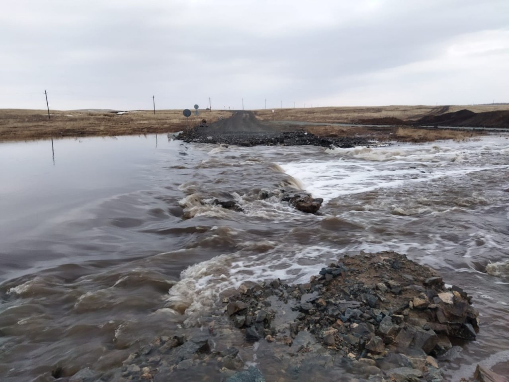 Дорога от поселка Новостройка до Балхаша закрыта из-за перелива