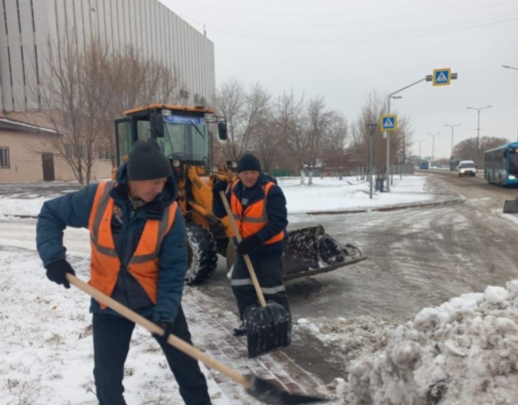 В Караганде коммунальщики продолжают очищать город от снега после метели