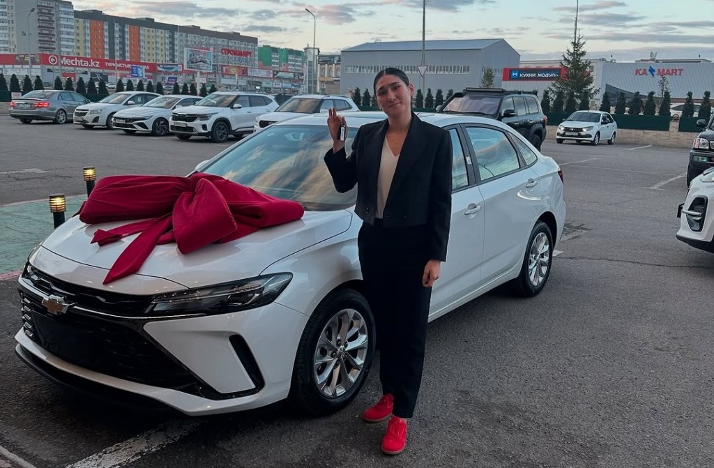 В Караганде чемпионке мира по боксу подарили новый автомобиль