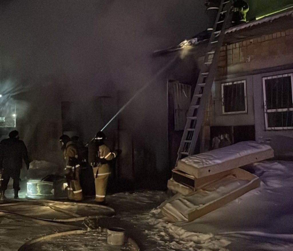 В Караганде горел автосервис по улице Ермекова