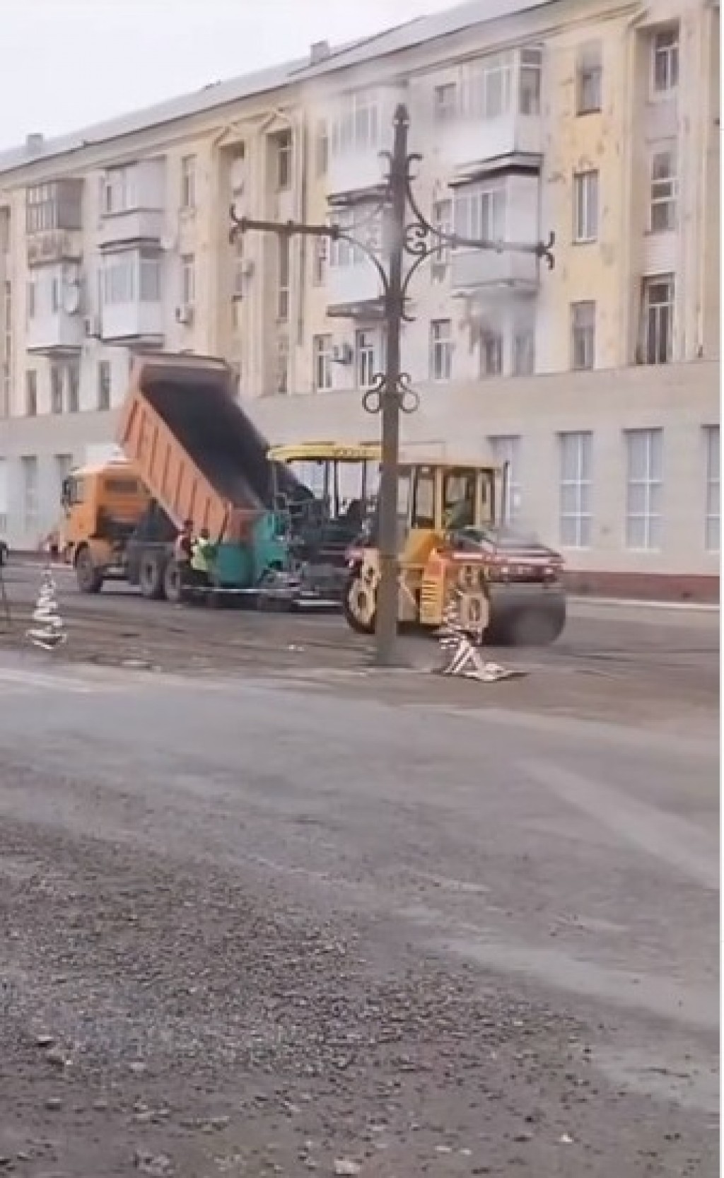 Дождь или невнимательность? Темиртаусцы возмутились укладкой асфальта