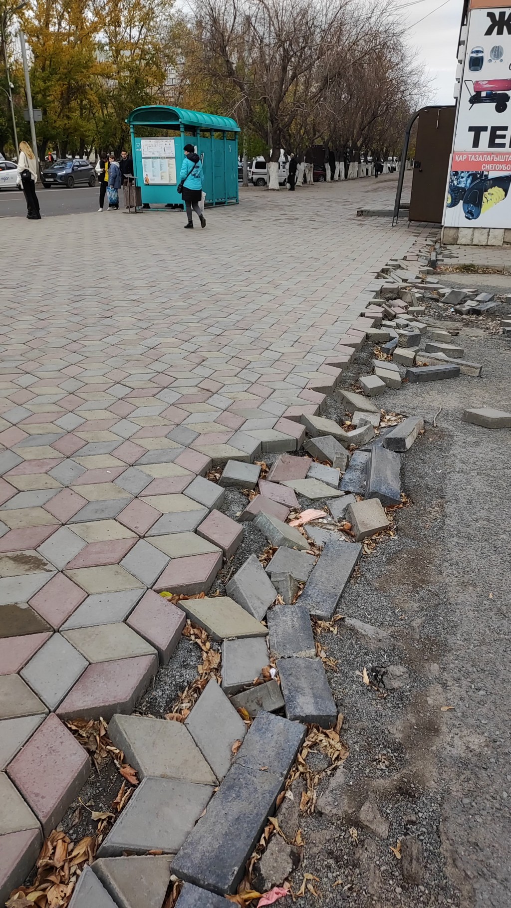 В Караганде размытую брусчатку на остановке «1000 мелочей» восстановят