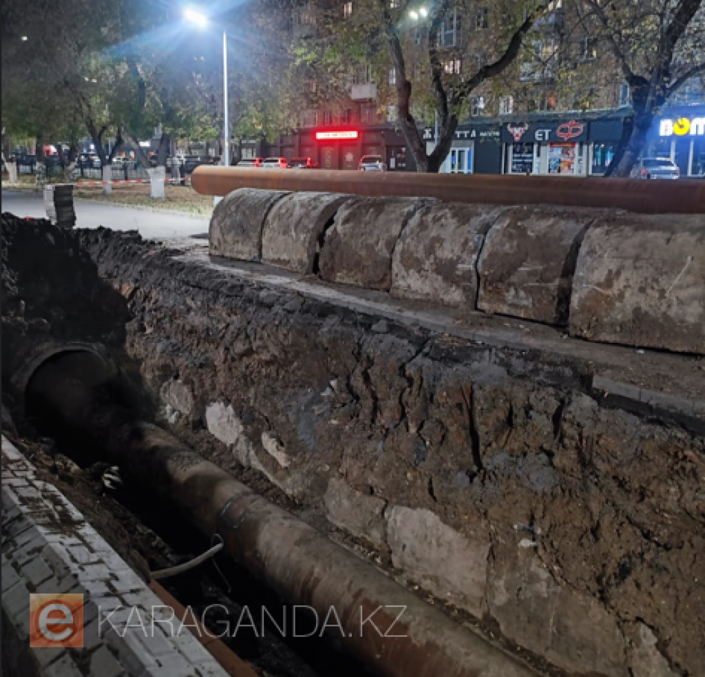На аллее Н. Абдирова в Караганде продолжается ремонт теплотрассы