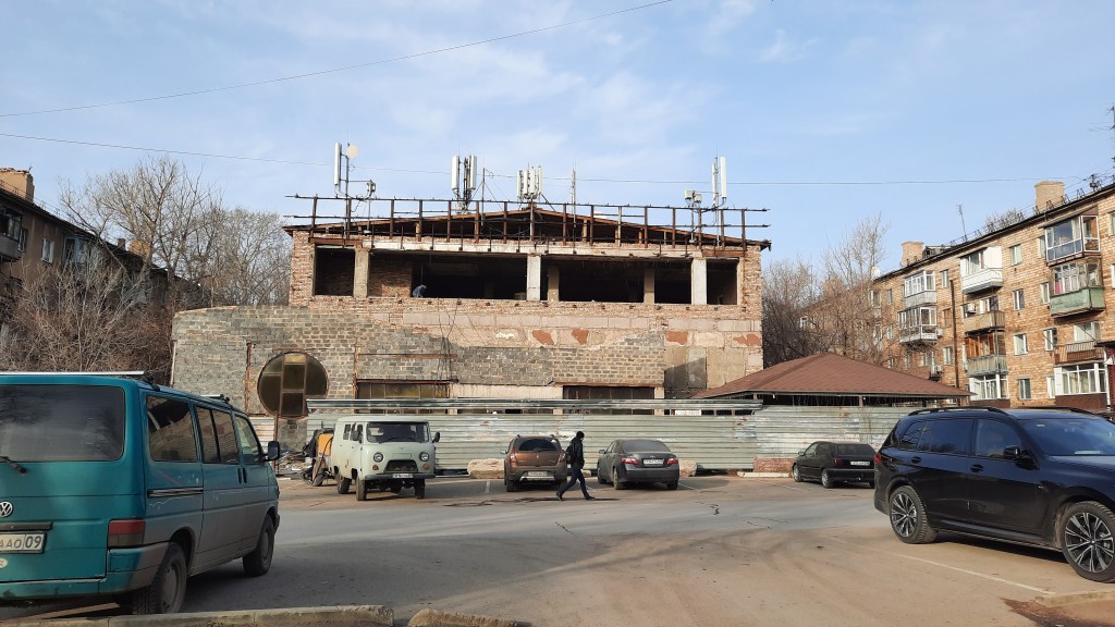 Заброшки в центре города: в Караганде здание клуба Fabrick переоборудуют в магазин