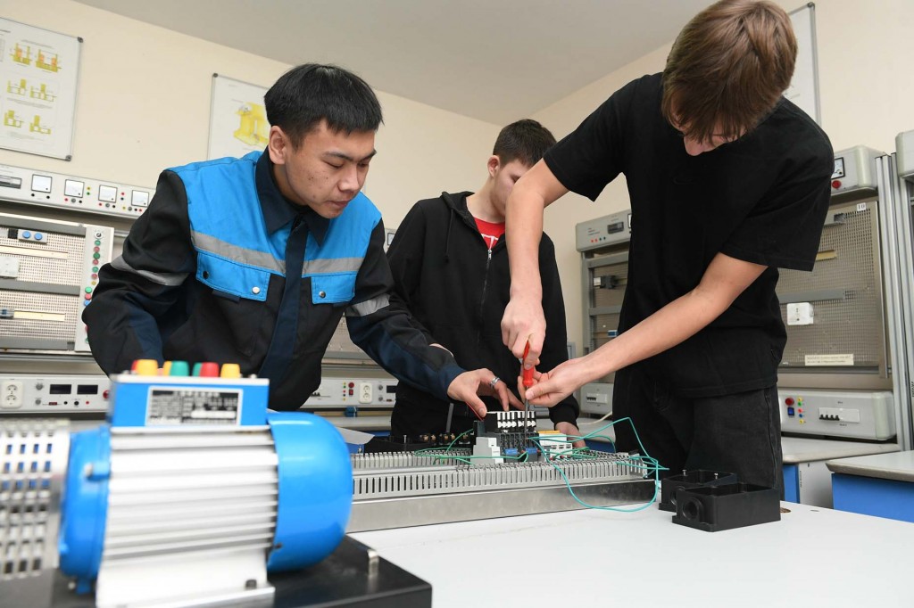 АО «АМТ» обучает электромонтеров за свой счет