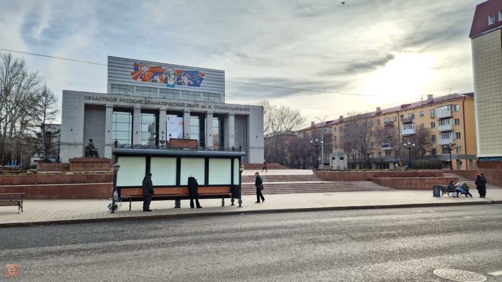 Возле театра имени Станиславского в Караганде установили новый остановочный павильон