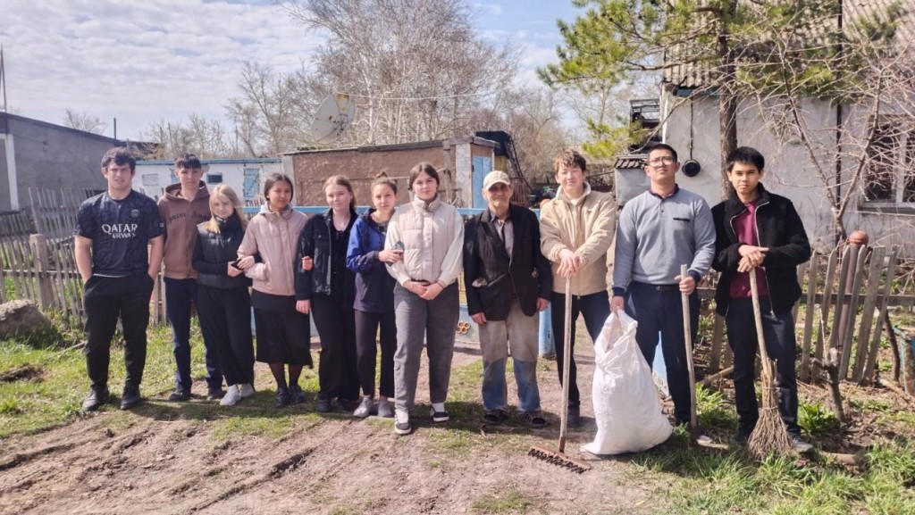 Убирают во дворах и сажают цветы: молодёжный патронат развивается в Карагандинской области