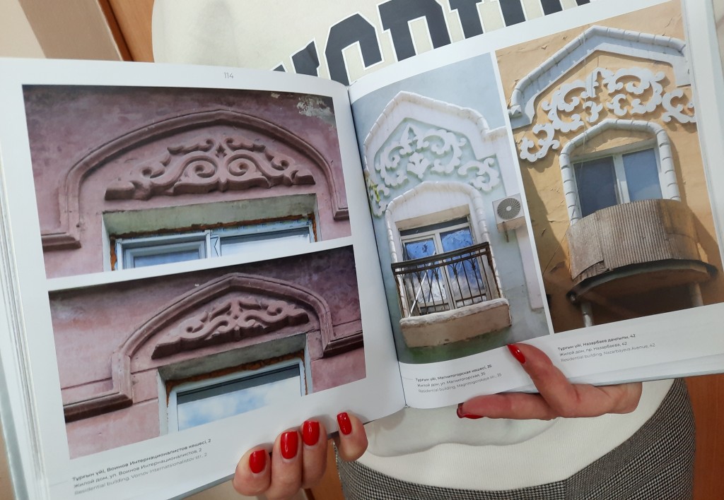 Төрт аяғында жалаңаш тұрған әйел