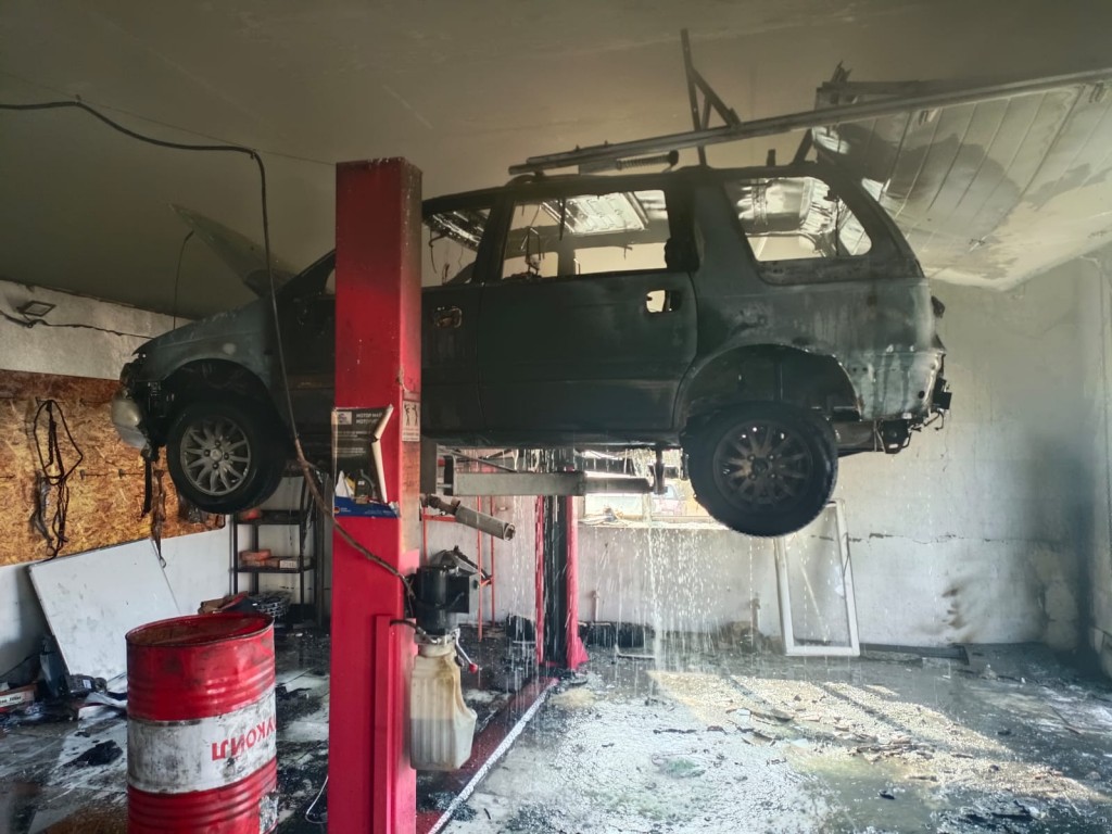 Пожар вспыхнул в одном из автокомплексов Караганды