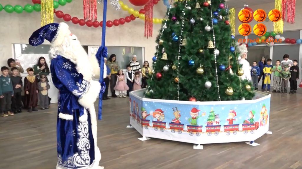 Маленьких шахтинцев поздравил Дед Мороз